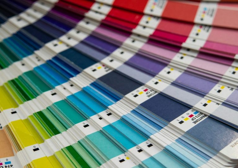 Farbfächer mit verschiedenen Farbtönen in horizontalen Streifen angeordnet.